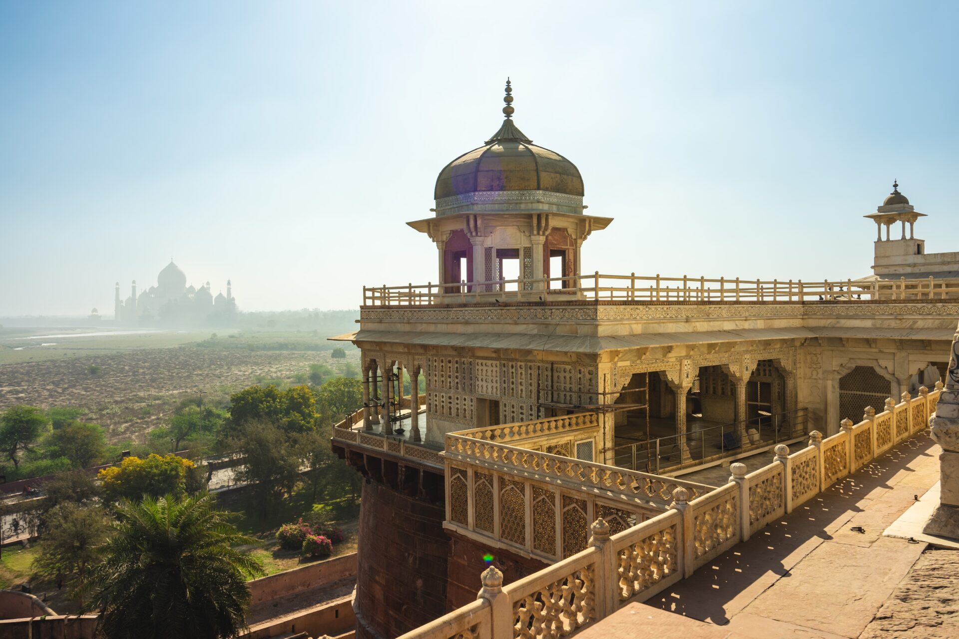 Agra Fort mit Taj Mahal im Hintergrund