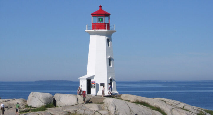 Ikonischer Leuchtturm an der wunderschönen Küste von Peggy's Cove, Nova Scotia, Kanada