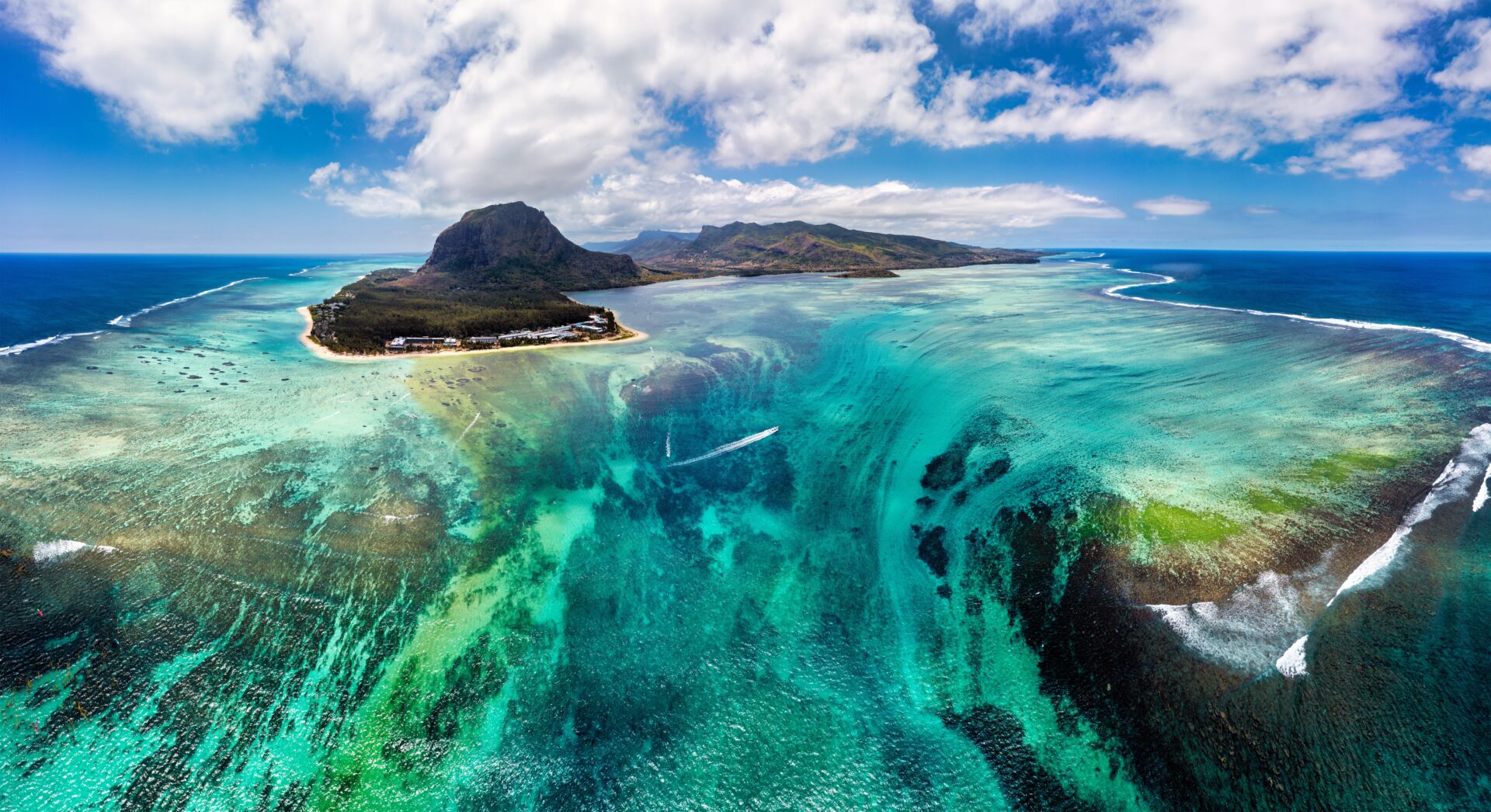 Halbinsel Le Morne Brabant und Unterwasserfall in Mauritius