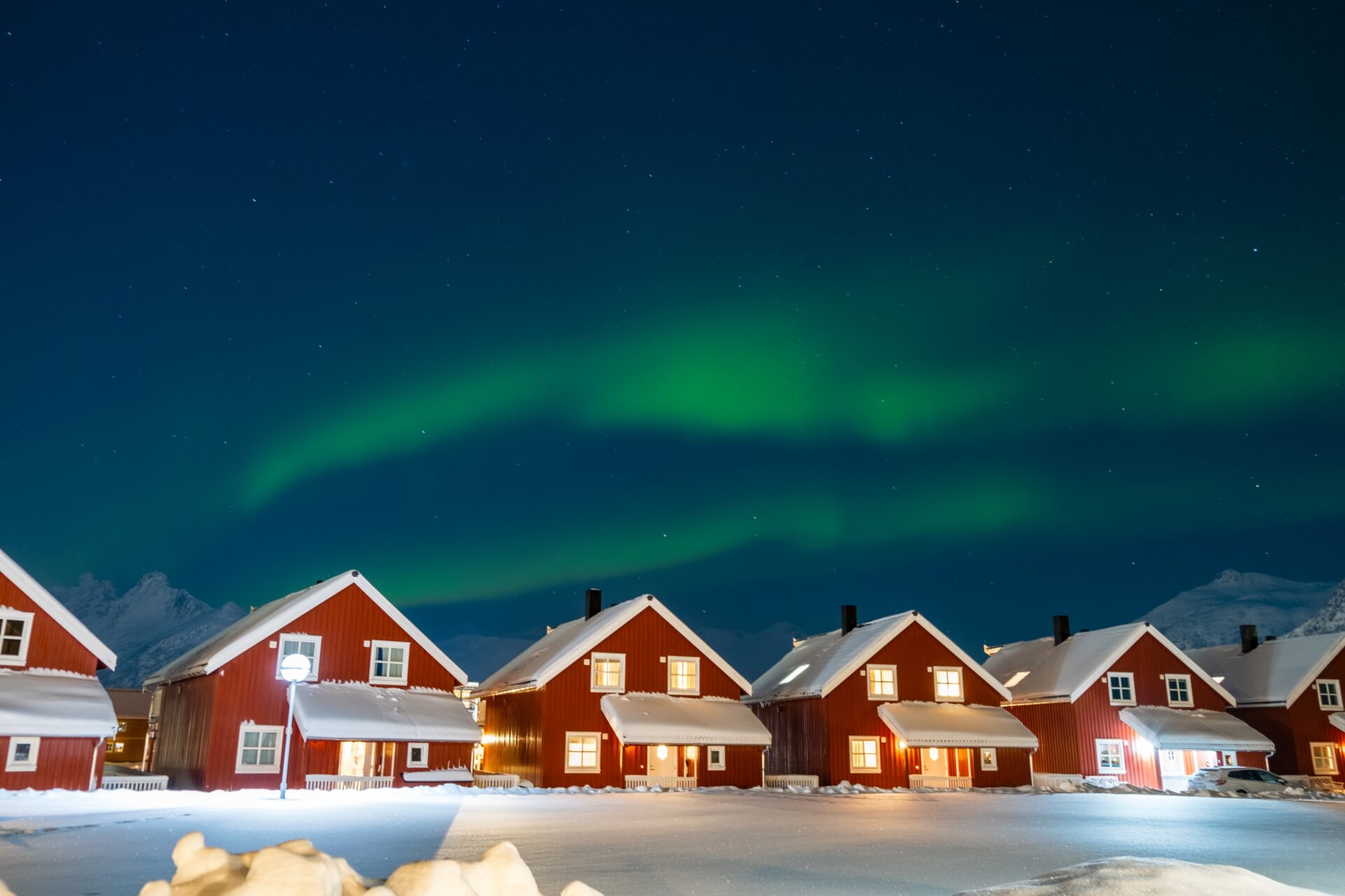 Nordlichter über Rorbu-Hütten in Svolvaer